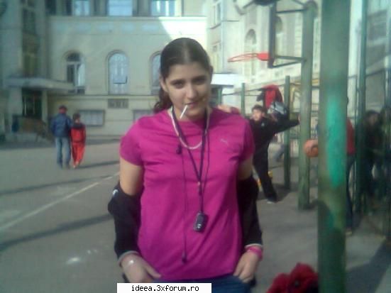 ...:::Claudia:::... - yo in curtea skolii....la un bascket ku - Dear Diary!