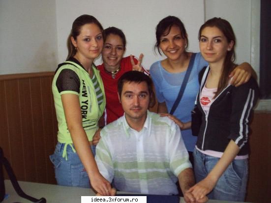 aici vi`l prezentam pe ratonel :)) inconjurat de kteva specimene de la fosta 11d profesorii nostri
