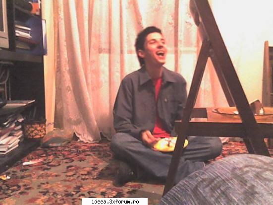 poze cu voi sau prieteni care sunt funny/comice.... - Un tovarash de revelion....beat mort saraq - Poze